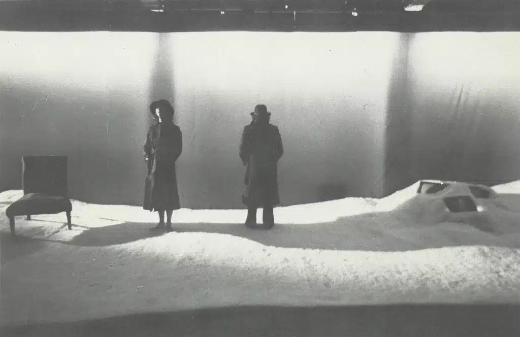 Un fauteuil de théâtre, deux Hamlet, l’un face et l’autre pile, trois écrans de télévision. Photos Jean-Paul Hubin