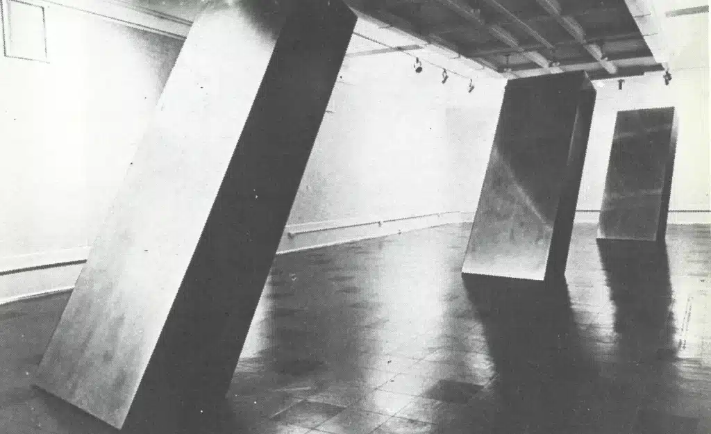 Ronald Bladen,
Sans titre,
1965, aluminium et bois peint,
trois pièces,
270 x 120 x 52,5 cm.