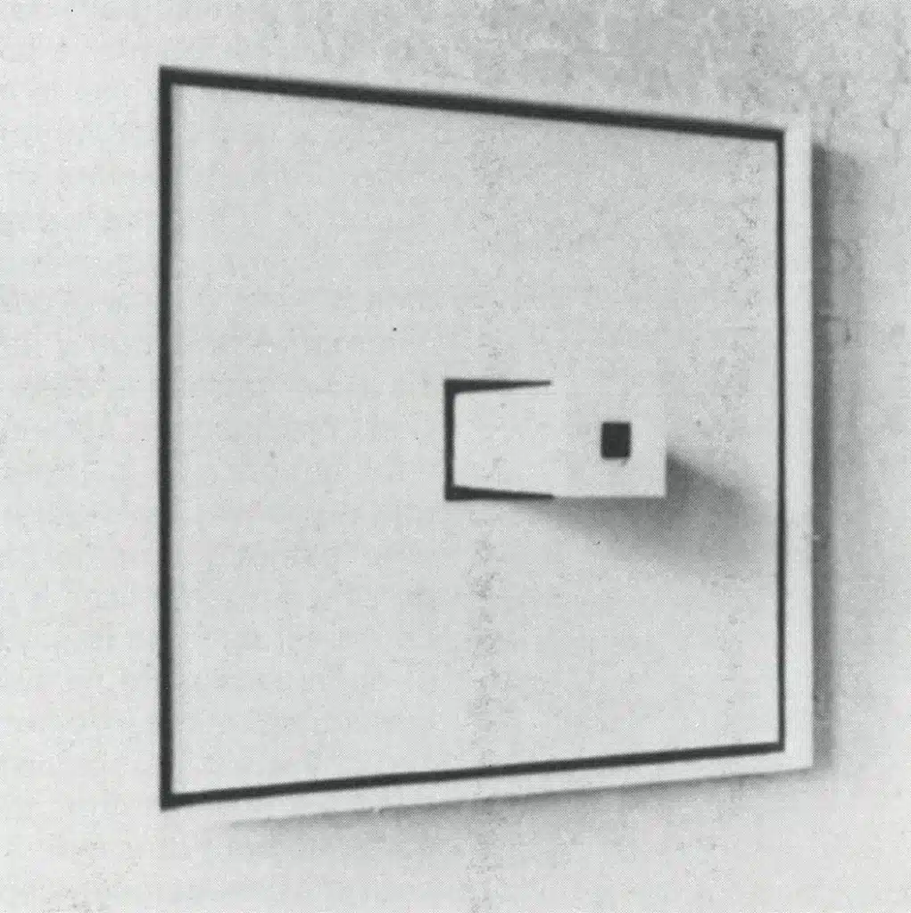 Sol Le Witt,
Wall Structure, white,
1962, huile sur toile et bois peint,
114x113x49,5cm.