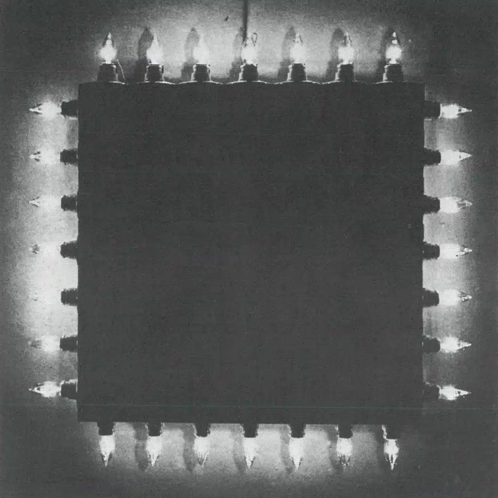 Dan Flavin,
lcon V (Coran's Broadway Flesh), -
1962, huile sur masonite et ampoules électriques,
105 x 105 x 22,7 cm.