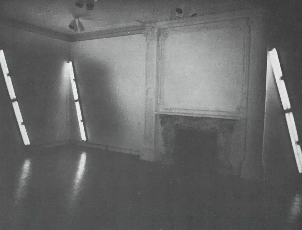 Dan Flavin,
Sans titre,
1967, tubes fluorescents verts, L: 245 cm, six pièces,
installation Kornblee Gallery,
New York 1967.