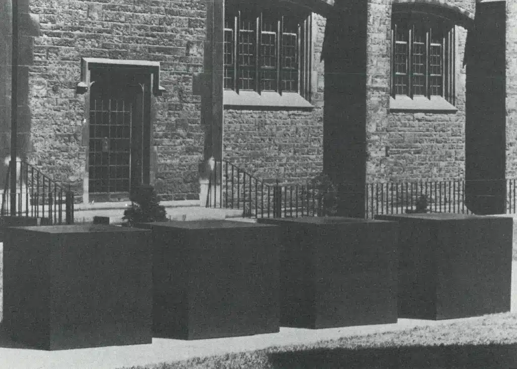 Don Judd,
vue d'installation, New Sculpture,
Toronto 1967. Le module: 122 x 122 x 122 cm.