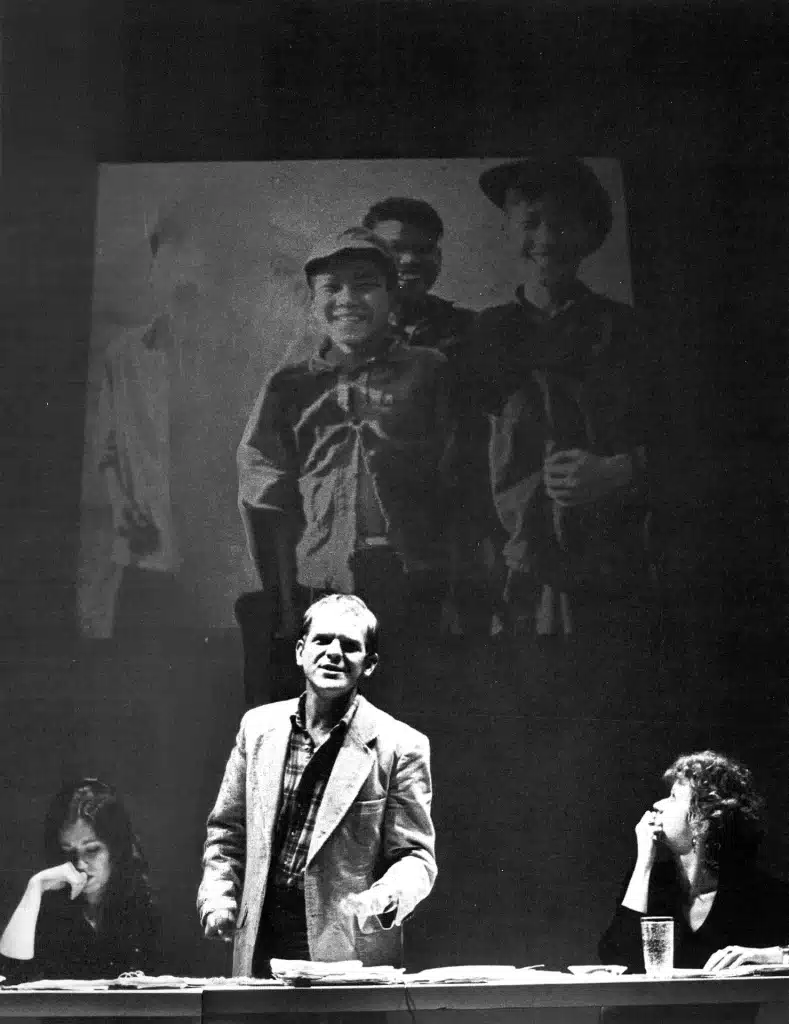 Avec, à l’arrière-plan, une dia d’enfants viêt-namiens, Mark explique /’extase d’avoir entre les mains le pouvoir de vie et de mort .