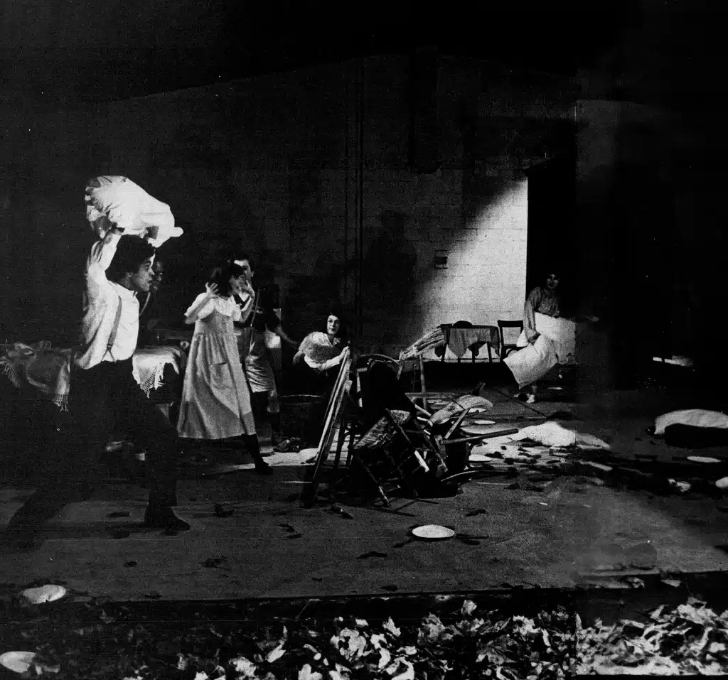 L'étranger dans la maison  de Richard Demarcy Mise en scène: Richard Demarcy Collaboration: Teresa Motta Eclairages: Pierre Rovai Scénographie et montage sonore: R. Demarcy, T. Motta  Thème musical de l'étranger et des chansons: Saïd Amadis Réalisation technique: P. Rovai, E. Marest Régie: Yves Adrien, Bernard Thézan Avec: Alain Aithnard, Saïd Amadis, Gilette Barbier, Jean-Claude Bray, Etienne Marest, Teresa Motta, Jean Obé, Bernard Spiegel.