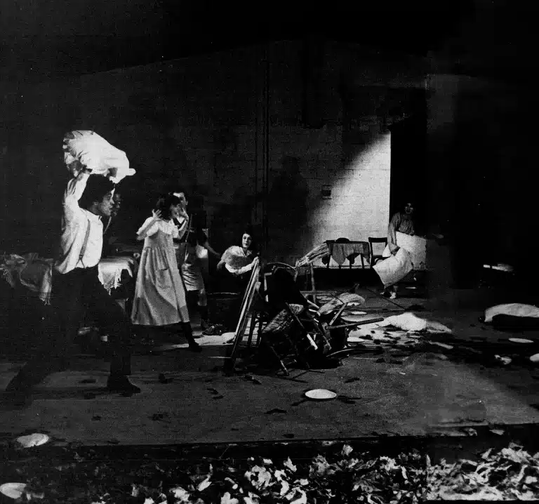 L'étranger dans la maison
de Richard Demarcy Mise en scène: Richard Demarcy Collaboration: Teresa Motta
Eclairages: Pierre Rovai Scénographie et montage sonore: R. Demarcy, T. Motta
Thème musical de l'étranger et des chansons: Saïd Amadis Réalisation technique: P. Rovai, E. Marest Régie: Yves Adrien, Bernard Thézan Avec: Alain Aithnard, Saïd Amadis, Gilette Barbier, Jean-Claude Bray, Etienne Marest, Teresa Motta, Jean Obé, Bernard Spiegel.