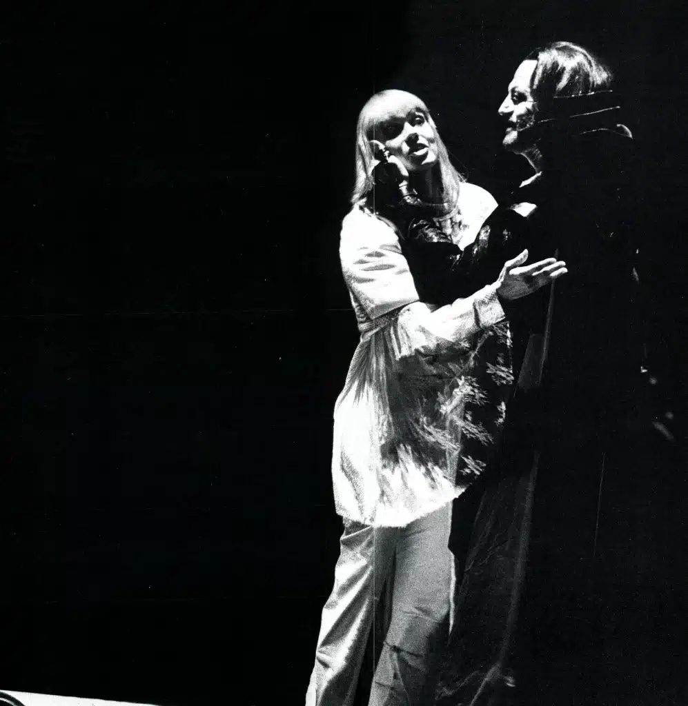 Carole Farlay (Jeanne) et Peter Gottlieb (Gilles) Photo Paul Versele

La passion de Gilles
Musique de Philippe Boesmans
Livret de Pierre Mertens
Direction musicale: Pierre Bartholomée
Décors: Alain Battifoulier
Costumes: Laurence Forbin
Dramaturgie : Michel Vittoz
Interprètes: Peter Gottlieb, Carole Farley, Colette Alliot-Lugaz, Alexandre Olivier, Gérard Serkoyan,  Jean-Christophe Benoit, Maurice Auzeville (etc)
Création mondiale (œuvre commandée par l'Opéra national)
Bruxelles, Opéra national, 1983