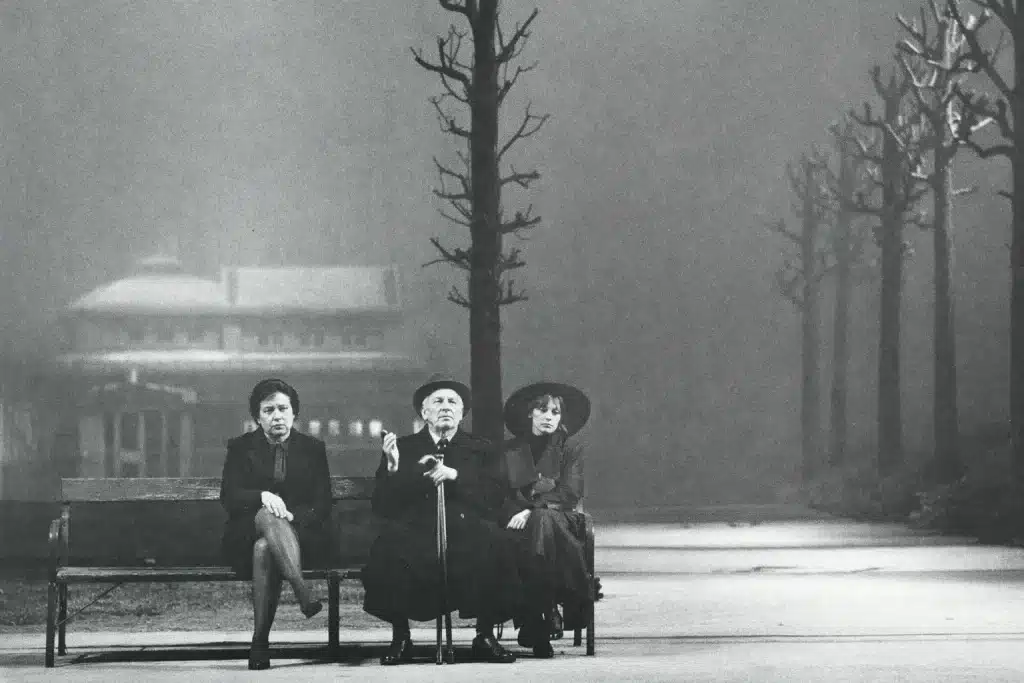 « Heldenplatz » Mise en scène : Claus Peymann Scénographie et costumes : Karl-Ernst Herrmann Avec (de gauche à droite) : Kirsten Dene, Wolfang Gasser, Elisabeth Rath Photo Oliver Herrmann