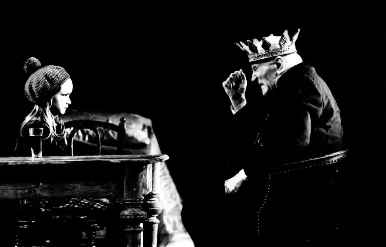 « Einfach Kompliziert » (Simplement compliqué) Mise en scène : Alfred Kirchner Scénographie et costumes : Katrin Brack Avec : Nina Kirkhahn, Bernhard Minetti Photo Oliver Herrman