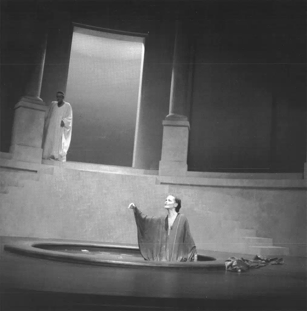 Nathalie Nell. BÉRÉNICE de Racine, mise en scène de Jacques Lassalle, décor de Nicolas Sire, Théâtre National de Strasbourg, 1990. Photo E. Carecchio. 