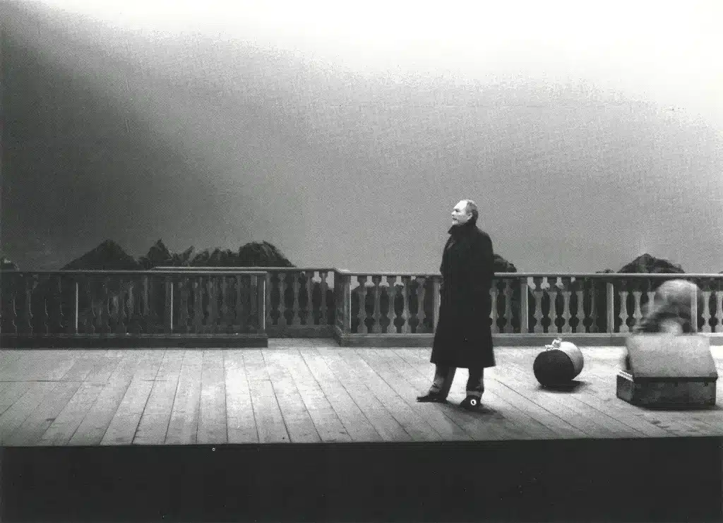 Pierre Vaneck. LA TRAVERSÉE DE L'HIVER de Yasmina Reza, mise en scène de Patrice Kerbrat, CADO d'Orléans, 1989. Photo Enguerand.