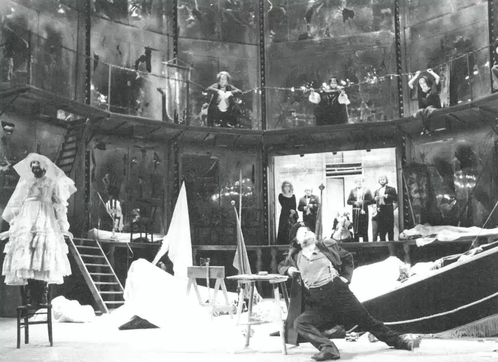 Jacques Seyres, Jean-Paul Roussillon. LA TOUR DE BABEL d’Arrabal, mise en scène de Jorge Lavelli, Odéon, 1979. Photo Claude Lê-Anb.