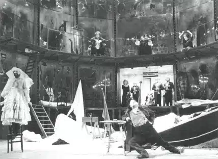 Jacques Seyres, Jean-Paul Roussillon. LA TOUR DE BABEL d’Arrabal, mise en scène de Jorge Lavelli, Odéon, 1979. Photo Claude Lê-Anb.