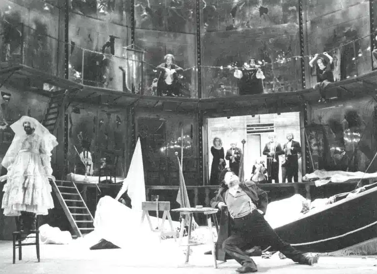 Jacques Seyres, Jean-Paul Roussillon. LA TOUR DE BABEL d’Arrabal, mise en scène de Jorge Lavelli, Odéon, 1979. Photo Claude Lê-Anb.