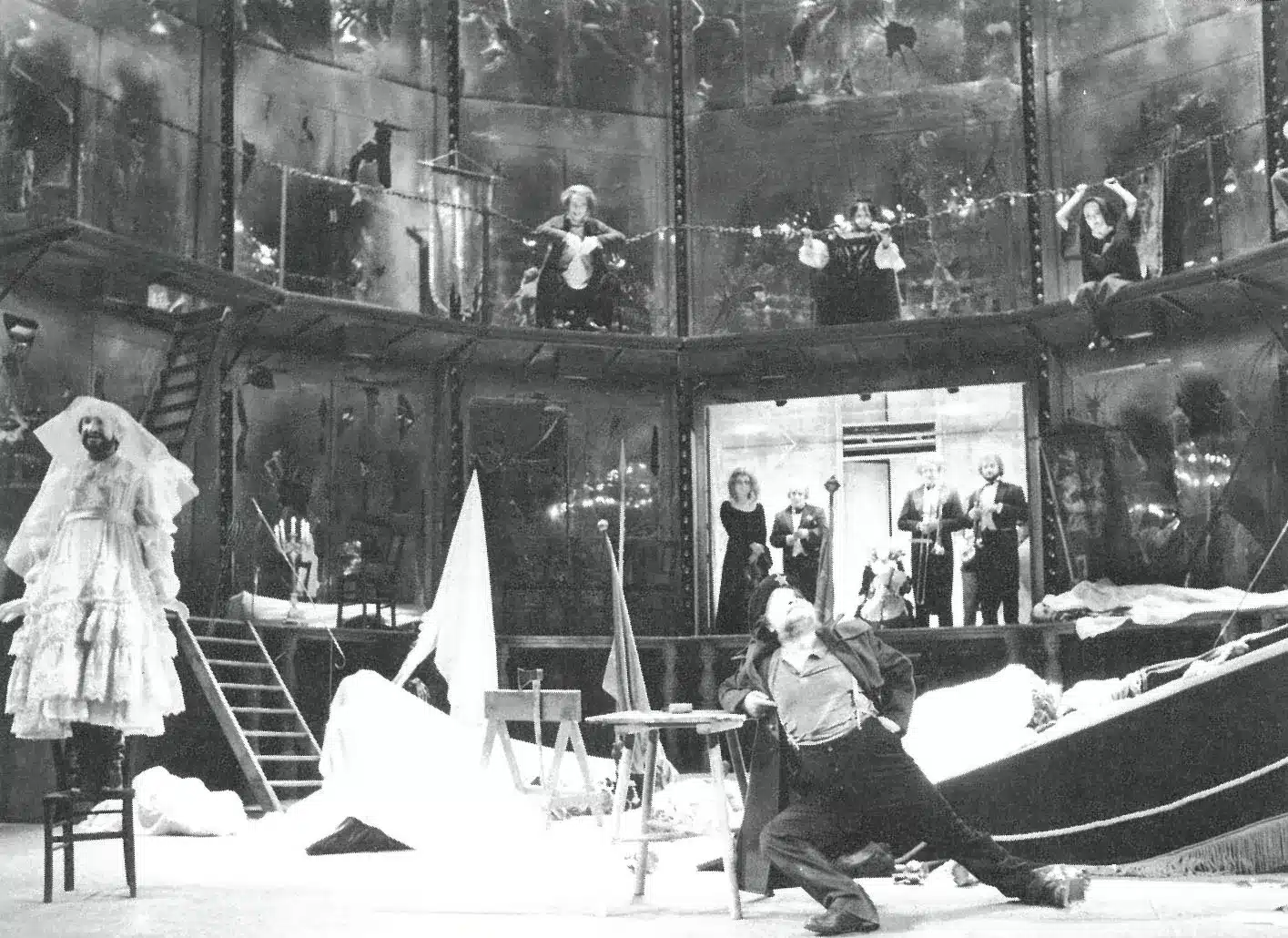 Jacques Seyres, Jean-Paul Roussillon. LA TOUR DE BABEL d’Arrabal, mise en scène de Jorge Lavelli, Odéon, 1979. Photo Claude Lê-Anb.