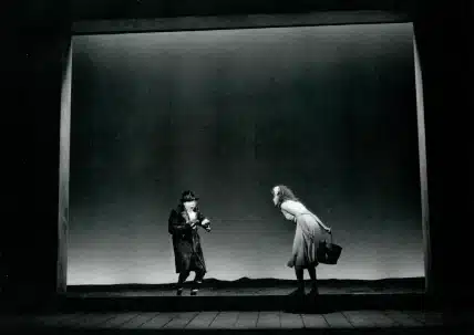 Isabelle Candelier, Gérard Victor. LA SAVETIÈRE PRODIGIEUSE de F.G. Lorca, mise en scène de Jacques Nichet, 1987. Photo B. Enguerand.