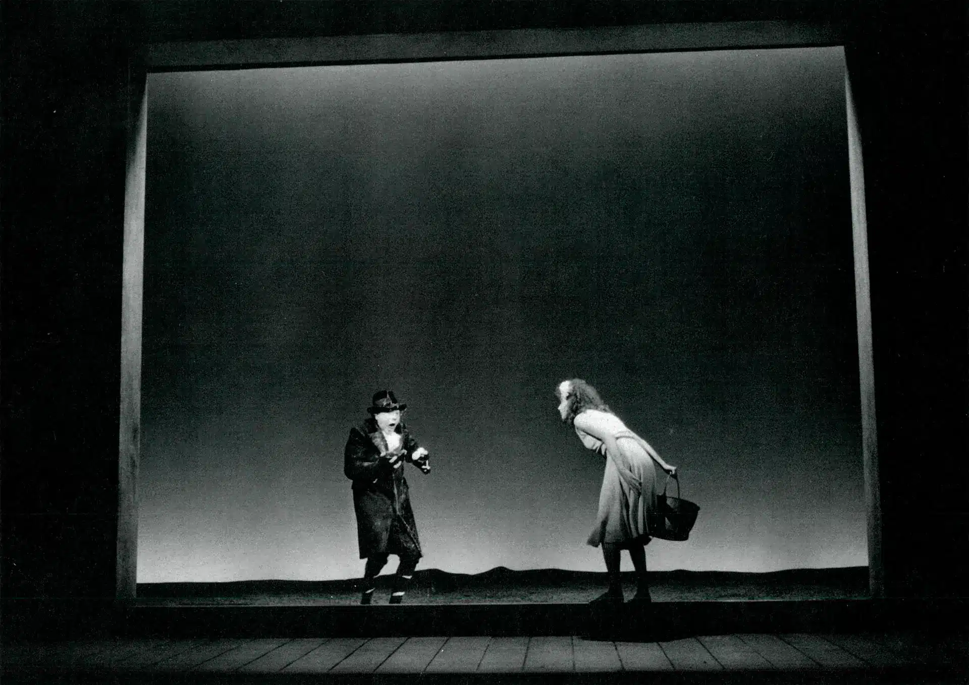 Isabelle Candelier, Gérard Victor. LA SAVETIÈRE PRODIGIEUSE de F.G. Lorca, mise en scène de Jacques Nichet, 1987. Photo B. Enguerand.