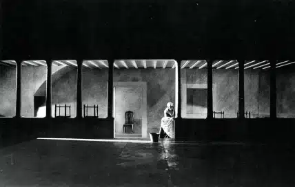 UNE DES DERNIÈRES SOIRÉES DE CARNAVAL de Goldoni, mise en scène de Lluís Pasqual, scénographie de Fabià Puigserver, Théâtre Lliure, Barcelone, 1985. Photo Ros Ribas.