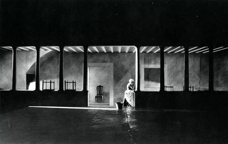 UNE DES DERNIÈRES SOIRÉES DE CARNAVAL de Goldoni, mise en scène de Lluís Pasqual, scénographie de Fabià Puigserver, Théâtre Lliure, Barcelone, 1985. Photo Ros Ribas.