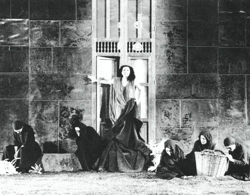 Nuria Espert. MÉDÉE d’Euripide et Sénèque, mise en scène de Lluís Pasqual, Théâtre Grec, Barcelone, 1981. Photo Ros Ribas. 