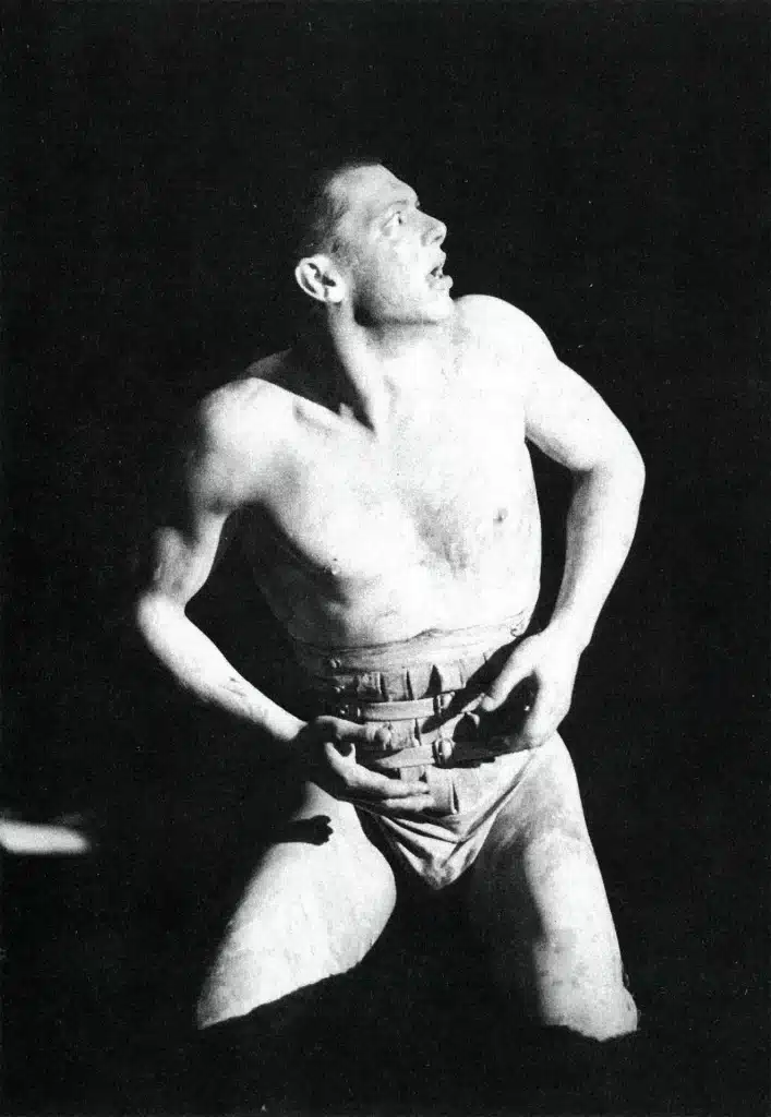 Thierry Hancisse. LA VIE EST UN SONGE de Pedro Calderón, mise en scène de José Luis Gómez, Odéon-Théâtre de l’Europe, 1992. Photo Ros Ribas