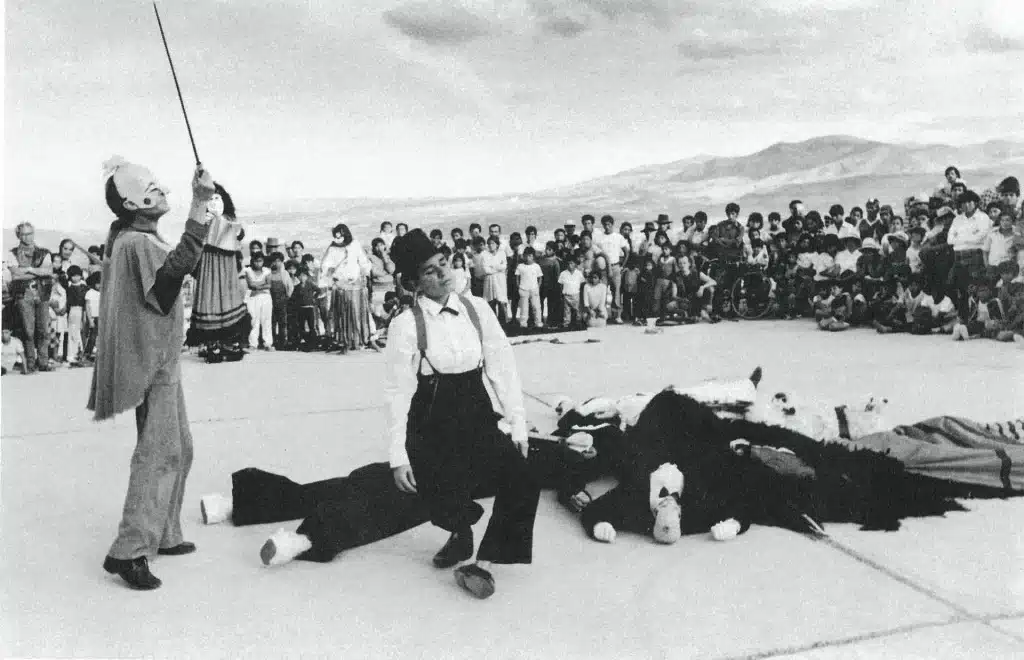 CHAMBRES DU PALAIS DE L'EMPEREUR. L'Odin Teatret à Ayacucho, Pérou, 1988.