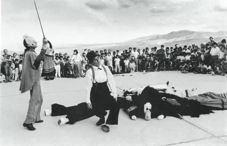 CHAMBRES DU PALAIS DE L'EMPEREUR. L'Odin Teatret à Ayacucho, Pérou, 1988.