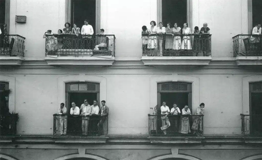 WALKER EVANS, HAVANA 1933, «Balcony spectators». Copyright Estate of Walker Evans ©.