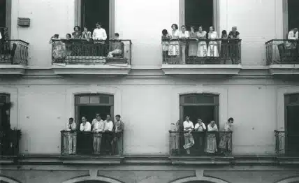 WALKER EVANS, HAVANA 1933, «Balcony spectators». Copyright Estate of Walker Evans ©.