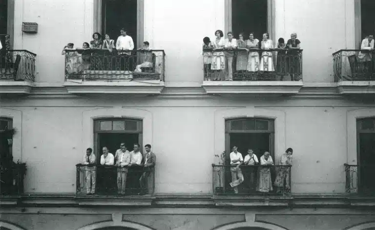 WALKER EVANS, HAVANA 1933, «Balcony spectators». Copyright Estate of Walker Evans ©.