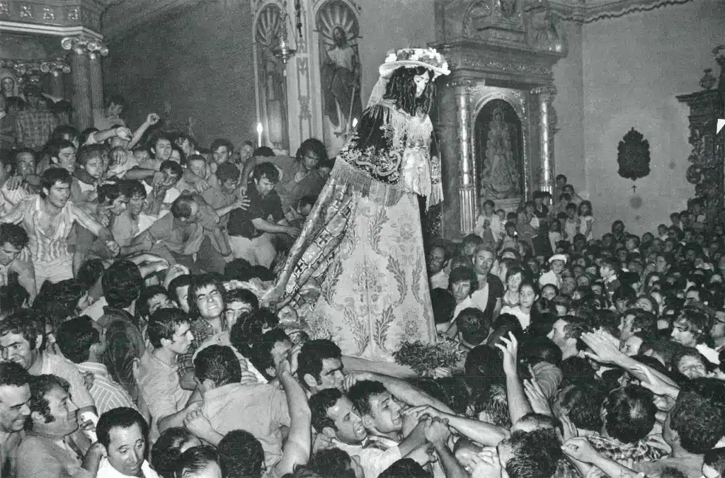 ESPANA OCULTA, «La virgen entra en el templo». Photo Cristina García Rodero / Agence Vu.