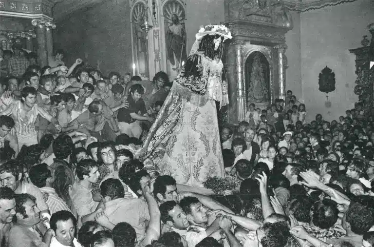 ESPANA OCULTA, «La virgen entra en el templo». Photo Cristina García Rodero / Agence Vu.