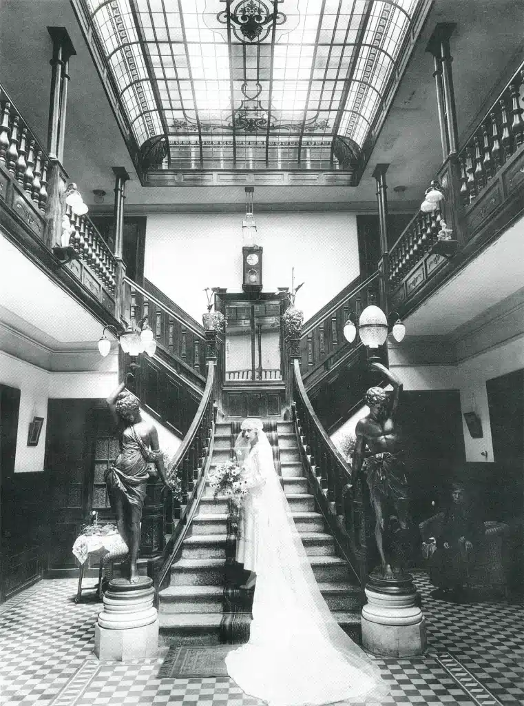 MARTIN CHAMBI, 1920-1950, «&nbsp;Novia en la mansión de los Montes&nbsp;», Cuzco 1930. Copyright Estate of Martín Chambi.