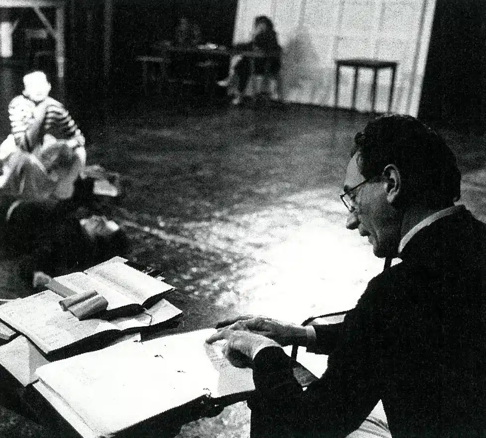 Antoine Vitez pendant une répétition, années 1980. Photo Michel Maïofiss.