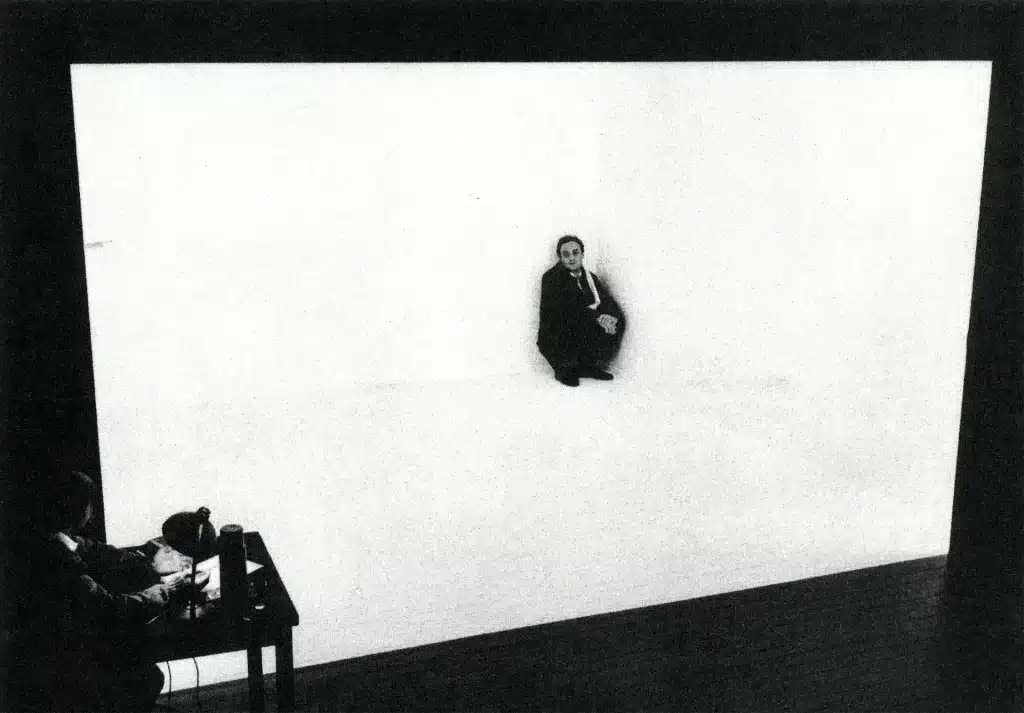 Salah Teskouk et Jean-Marie Winling dans M. SAID HAMMADI de Tahar Ben Jelloun, scénographie Yannis Kokkos, 1982. Photo Claude Bricage. 