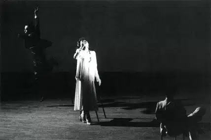 Au premier plan Claudia Stavisky dans FALSCH de René Kalisky, décor et costumes Yannis Kokkos, 1983. Photo Claude Bricage.