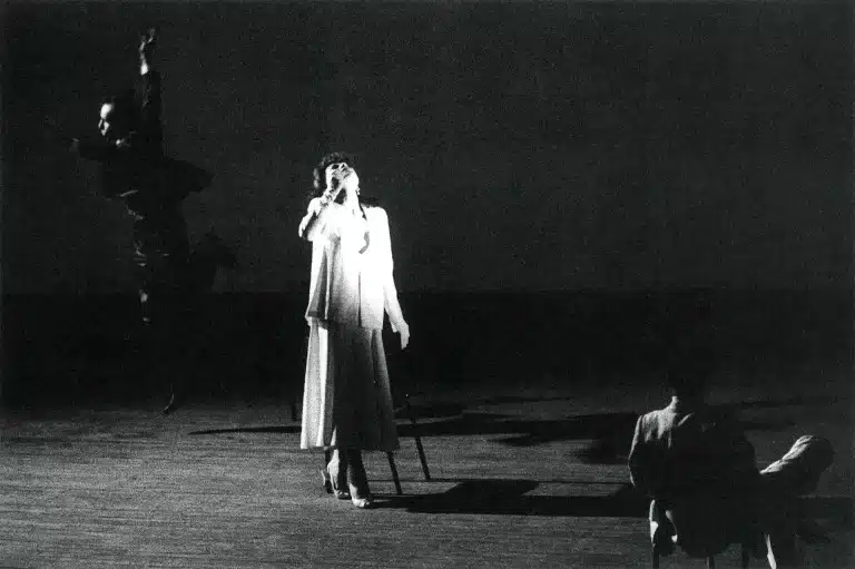 Au premier plan Claudia Stavisky dans FALSCH de René Kalisky, décor et costumes Yannis Kokkos, 1983. Photo Claude Bricage.