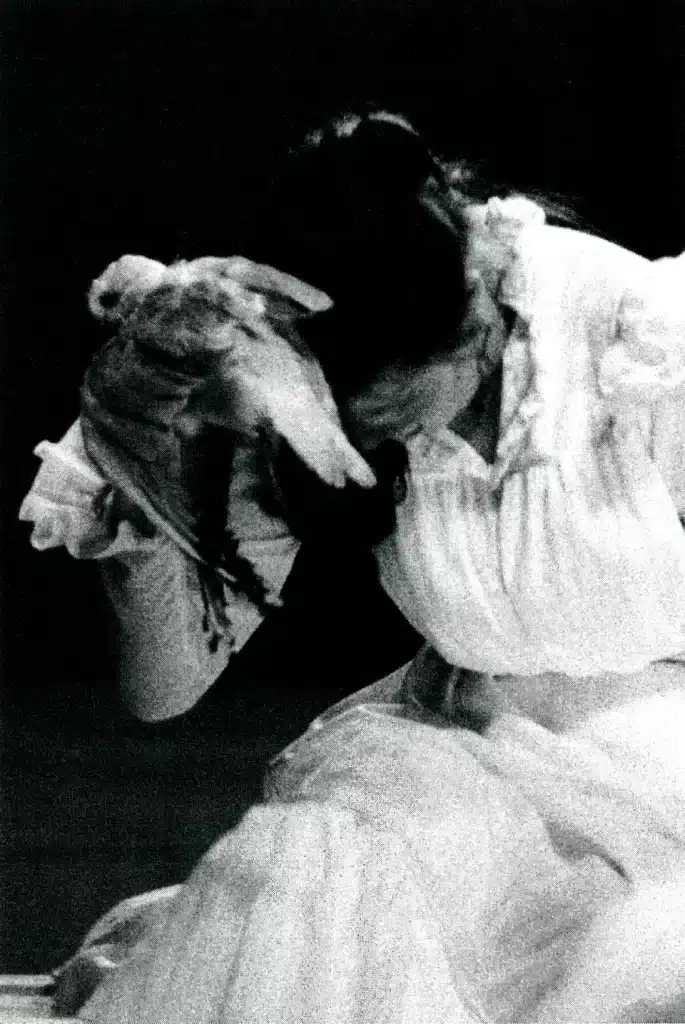 Dominique Reymond dans LA MOUETTE de Tchekov, scénographie et costumes Yannis Kokkos, 1984. Photo Claude Bricage.
