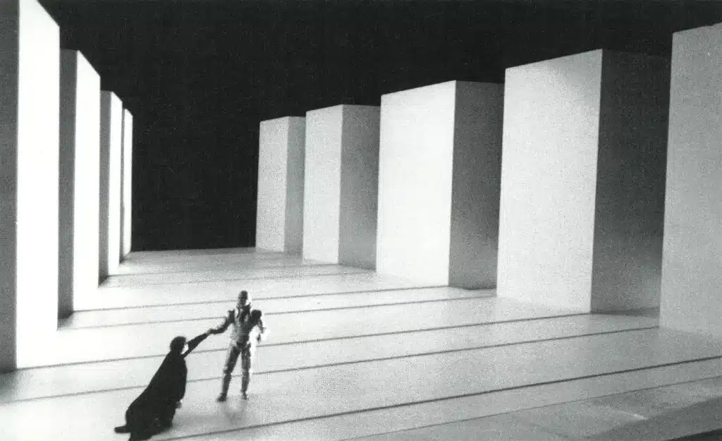 Richard Fontana et Alain Ollivier dans HAMLET de Shakespeare, scénogaphie et costumes de Yannis Kokkos, 1983. Photo Claude Bricage.