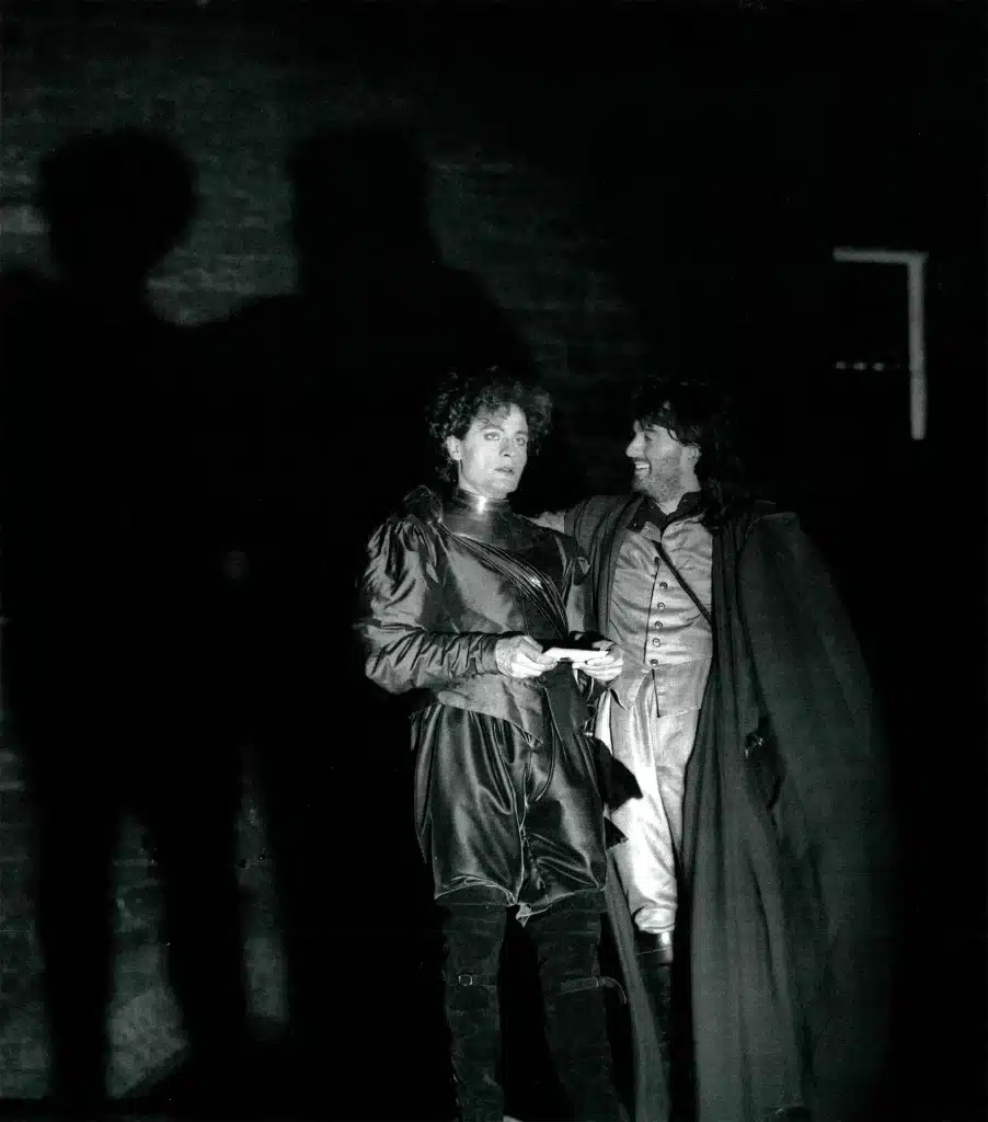 Didier Sandre et Robin Renucci dans LE SOULIER DE SATIN de Claudel, scénographie et costumes Yannis Kokkos, 1987. Photo Brigitte Enguerand. 