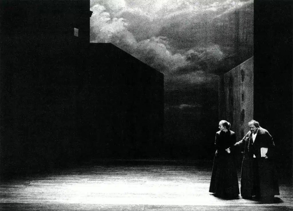 Valérie Dréville et Roland Bertin dans LA VIE DE GALILÉE de Brecht, scénographie Yannis Kokkos, 1990. Photo Claude Bricage.