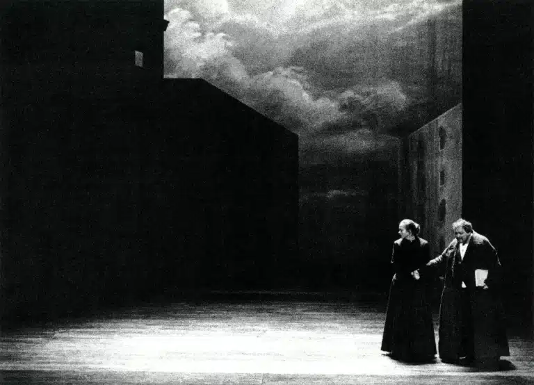 Valérie Dréville et Roland Bertin dans LA VIE DE GALILÉE de Brecht, scénographie Yannis Kokkos, 1990. Photo Claude Bricage.