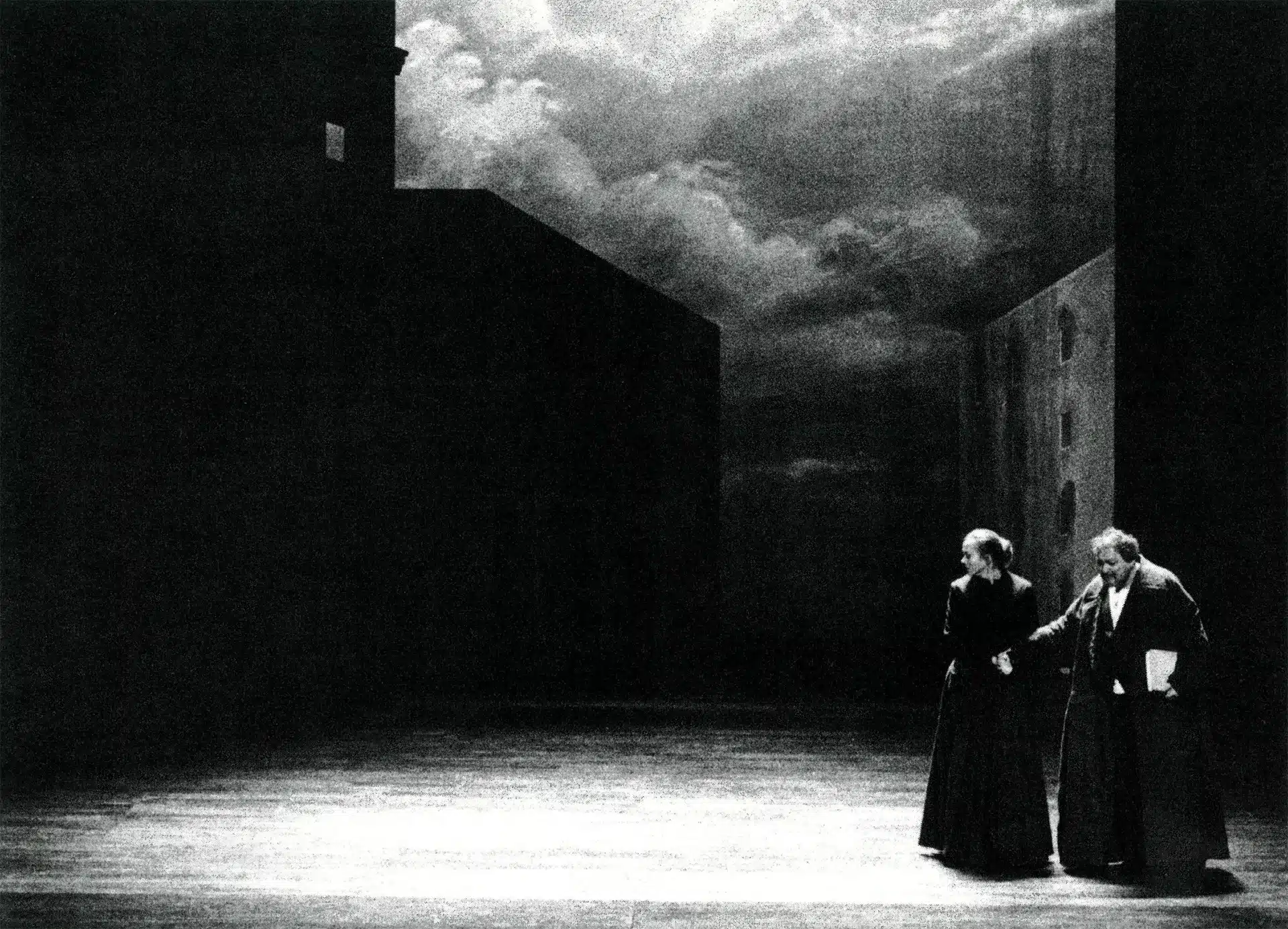 Valérie Dréville et Roland Bertin dans LA VIE DE GALILÉE de Brecht, scénographie Yannis Kokkos, 1990. Photo Claude Bricage.