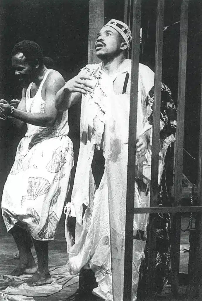 Justin Joseph Missakidi dans ANTOINE M'A VENDU SON DESTIN de Sony Labou Tansi par le Rocado Zulu Théâtre. Mise en scène de l’auteur et de Daniel Mesguich. Photo P. Dupuy. 