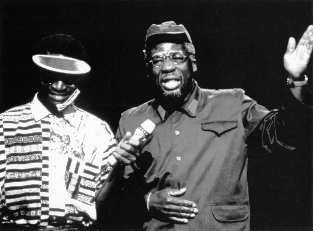 Souleymane Koly dans FUNÉRAILLES TROPICALES. Festival d'Avignon 1993. Photo Catherine Miller.