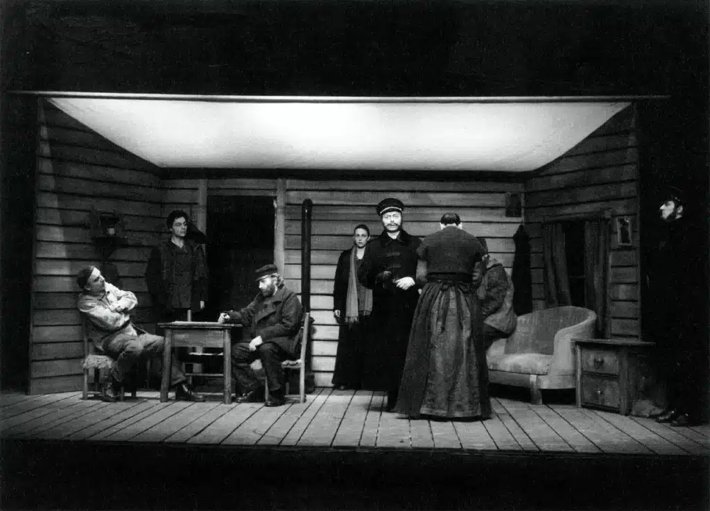 Gil Lagay, François Sikivie, Bernard Graczyk, Francine Landrain, Henri Monin, Anne-Marie Loop, Michel Ratinckx dans LA MÈRE. Photo Lou Hérion.