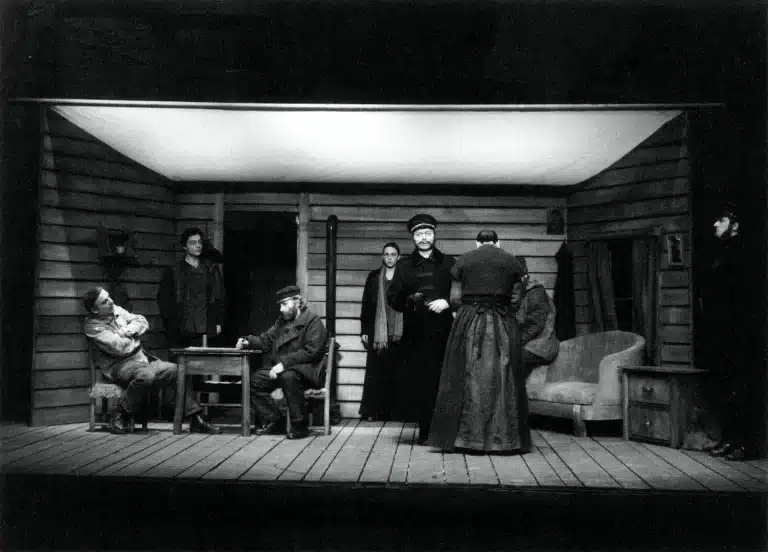Gil Lagay, François Sikivie, Bernard Graczyk, Francine Landrain, Henri Monin, Anne-Marie Loop, Michel Ratinckx dans LA MÈRE. Photo Lou Hérion.