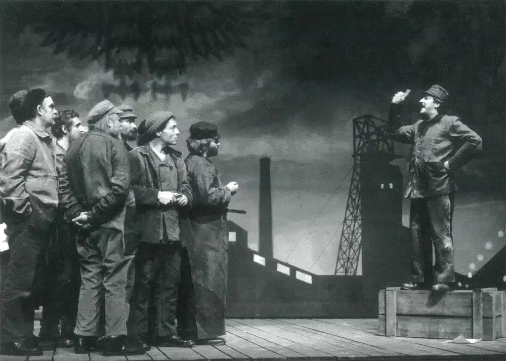 Gil Lagay, Luc Brumagne, Maurice Sevenant, François Sikivie, Bernard Graczyk, Thierry Devillers dans LA MÈRE de Bertolt Brecht. Photo Lou Hérion. 