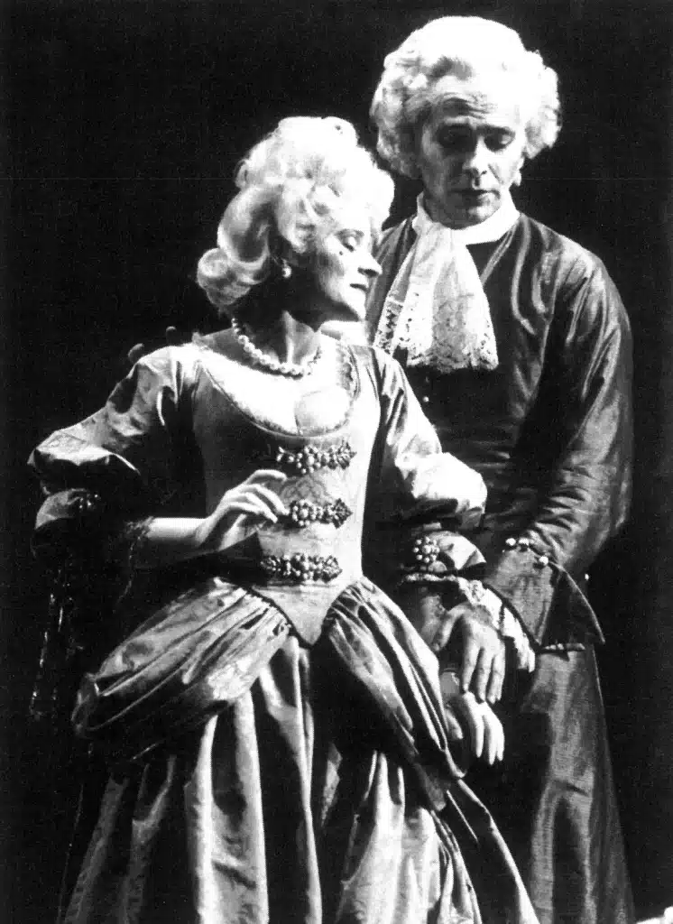 Ann Monoyios et Howard Croik dans ATYs de Lully à l'Opéra Comique. Mise en scène de Jean-Marie Villégier. Photo M. Szabo.