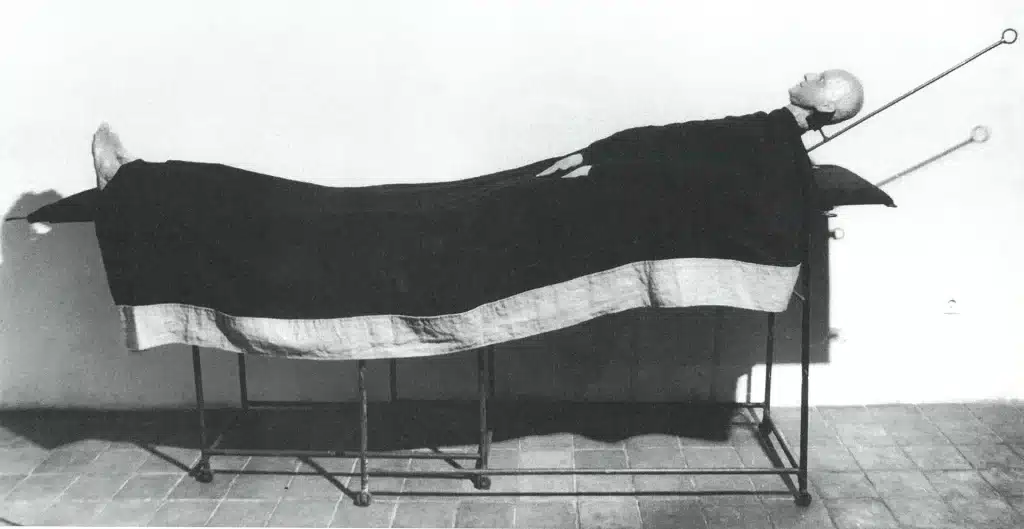 LA POULE D'EAU de S. L. Witkiewicz «Théâtre-happening», Théâtre Cricot 2, Cracovie, 1967. La machine des tortures, collection de la Cricothèque. Photo J. Szmuc. 