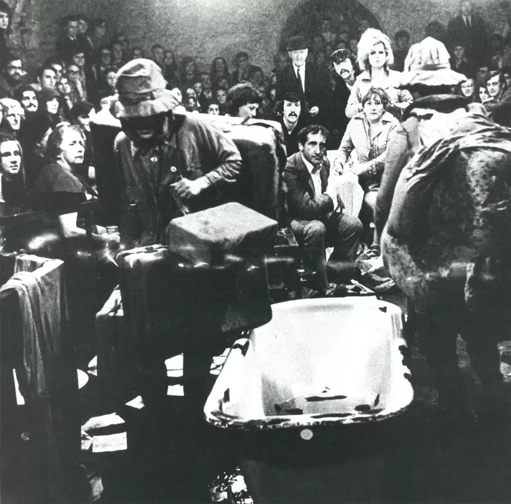 LA POULE D'EAU de S. I. Witkiewicz, «Théâtre-happening», Théâtre Cricot 2, galerie Krzysztofory, Cracovie, 1967. La course folle du Père et du Fils autour de la baignoire dans laquelle gît la Poule d’eau, noyée. Le reste des artistes constitue une tribune sportive de toutes ces manifestations de déchaînement. «La Course de la vie», scène de groupe, collection de la Cricothèque. 